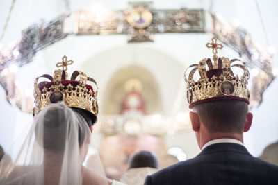 I russi che si sposano a Bari: �Corone, icone e donne che svengono�